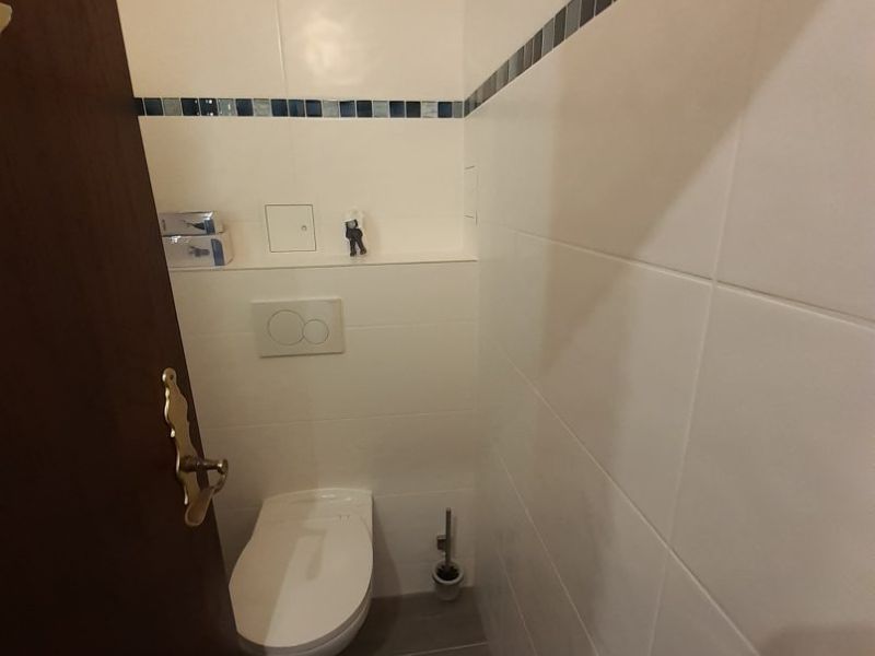 Blick auf die Toilette nach Sanierung