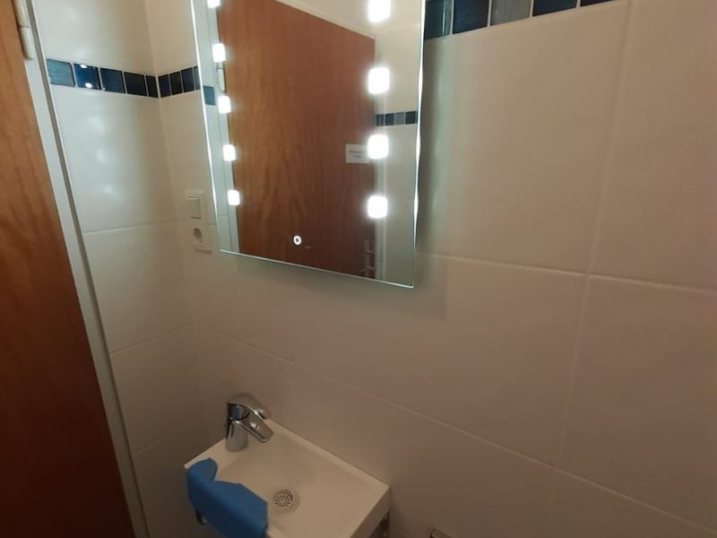 Spiegel und Waschbecken nach Sanierung