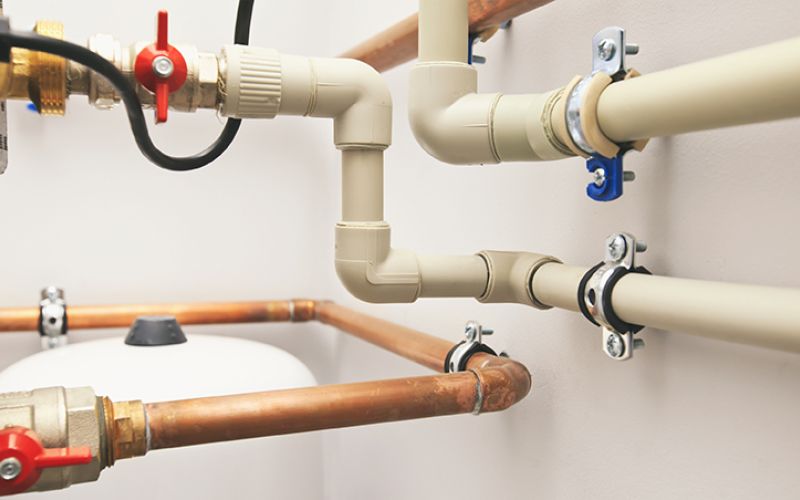 verschiedene Rohrleitungen für das Heizungssystem